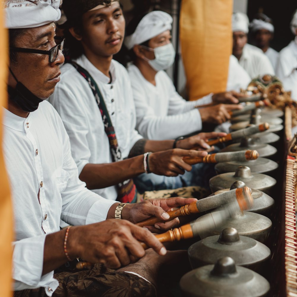 Pengrawit memainkan gamelan