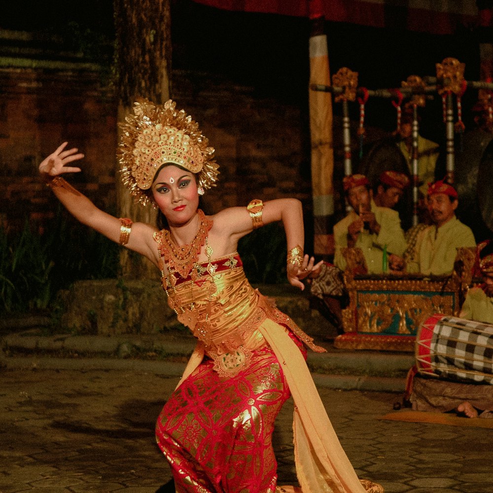 Penari menyambut tamu dengan iringan gamelan