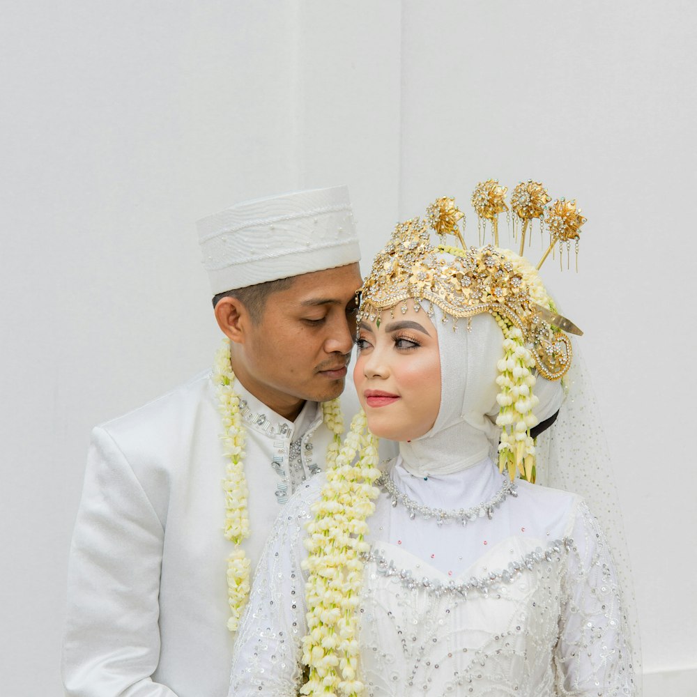 Pengantin berbusana adat dengan ronce melati